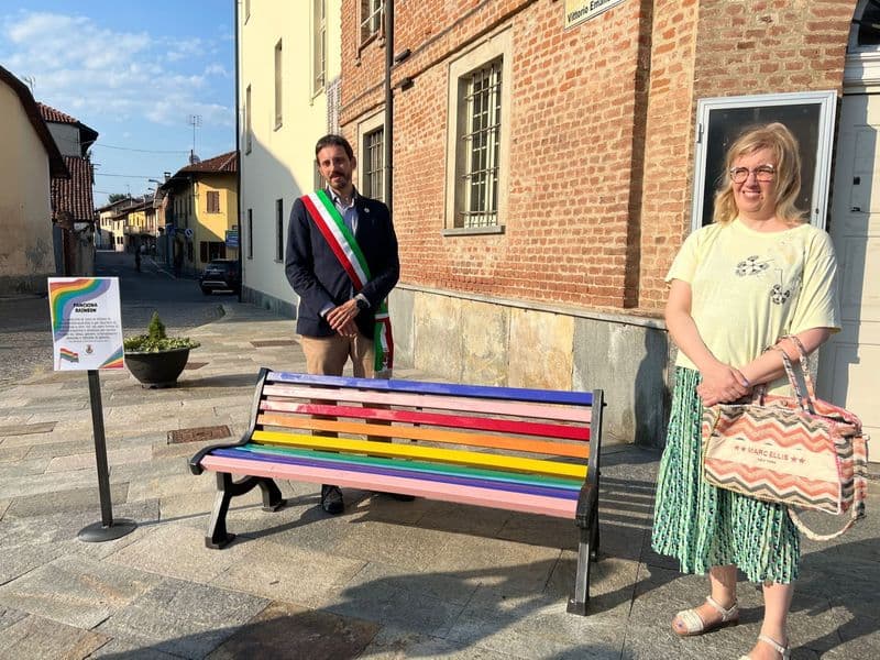 SAN BENIGNO CANAVESE - Inaugurata la prima panchina arcobaleno - FOTO