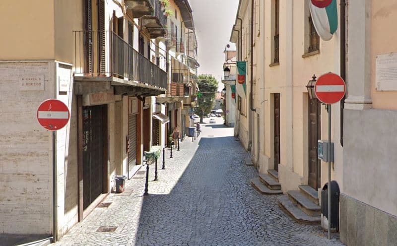 CUORGNE' - Passeggia in pieno centro inneggiando al duce e al fascismo