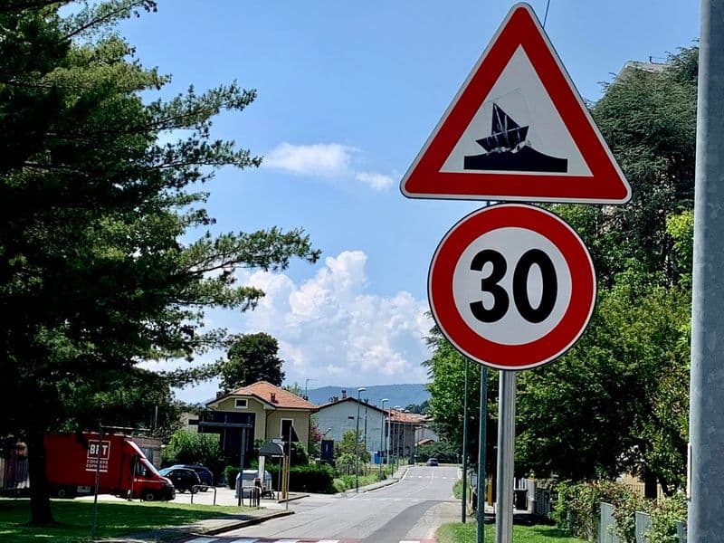 CASCINETTE D'IVREA - Un Banksy Canavesano sui cartelli stradali