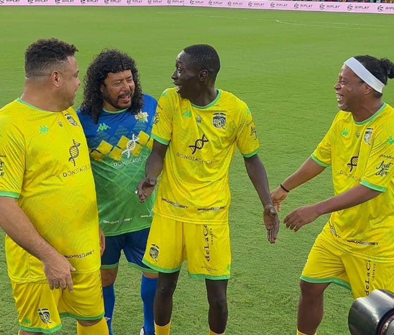 CHIVASSO - Ronaldinho crossa e Khaby Lame stoppa... di faccia: il video è virale