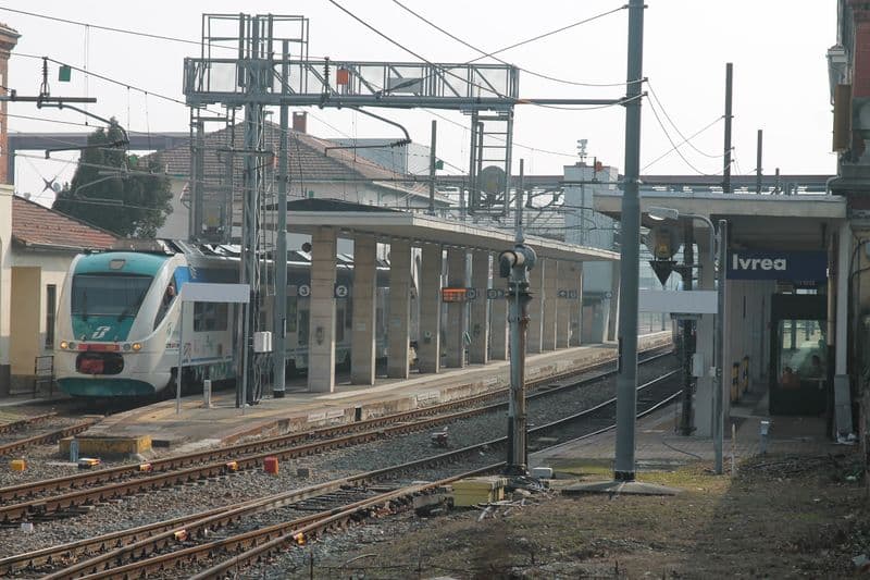 IVREA - Elettrificazione ferrovia per Aosta: la galleria sotto la città sarà alzata «solo» di 50 centimetri