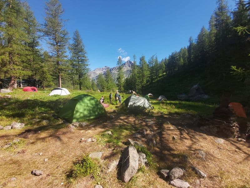 CERESOLE REALE - Raduno abusivo in quota: i partecipanti sono saliti a 350 e non hanno nessuna intenzione di andarsene - FOTO