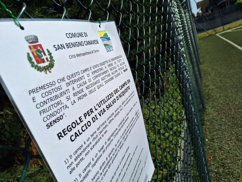 SAN BENIGNO CANAVESE - Ancora vandali al campo di calcio in via Salvo D'Acquisto