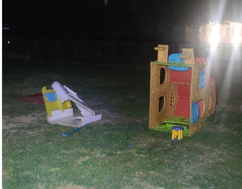 VOLPIANO - Vandali sfasciano i giochi nel giardino della scuola elementare