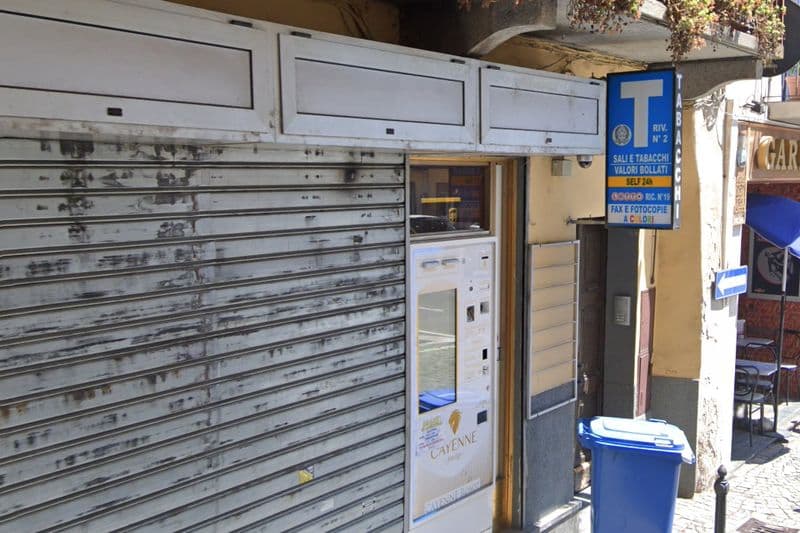 CUORGNE' - Svaligia il distributore automatico di sigarette, colpo da 1300 euro: identificato dai carabinieri