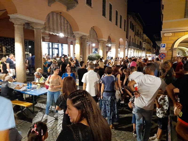 RIVAROLO CANAVESE - Migliaia di visitatori per la «notte bianca» nel centro storico isola pedonale - FOTO