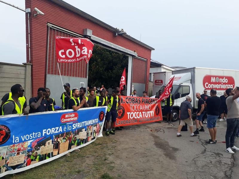 VOLPIANO - Stipendi troppo bassi e turni massacranti, lavoratori della logistica in sciopero davanti a Mondo Convenienza - FOTO