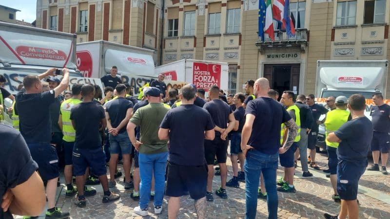 VOLPIANO - Continua lo sciopero da Mondo Convenienza, merci ferme