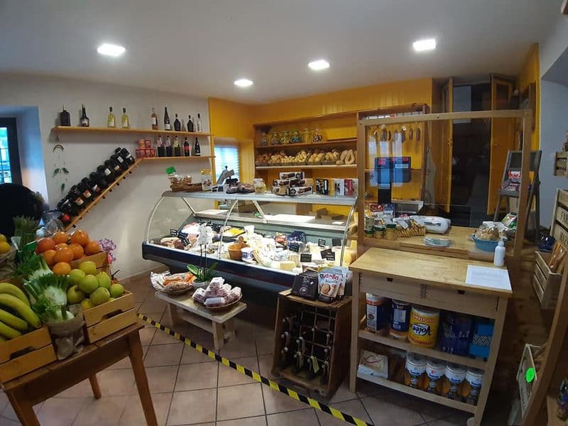 SAN COLOMBANO BELMONTE - Bollette più care e spese alle stelle, chiude il negozio di alimentari e prodotti locali del paese