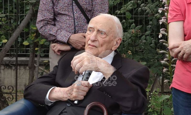 IVREA - Ore d'ansia per le condizioni di salute del vescovo Luigi Bettazzi: è grave