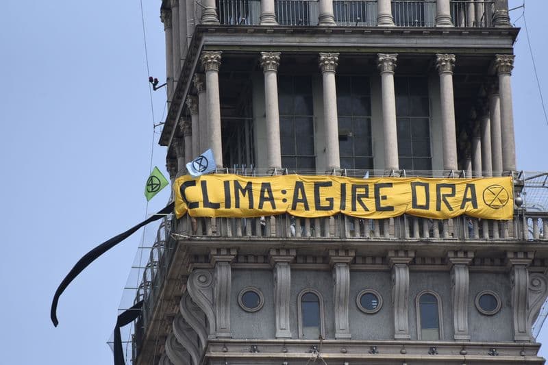 AMBIENTE - Extinction Rebellion occupa la Mole Antonelliana