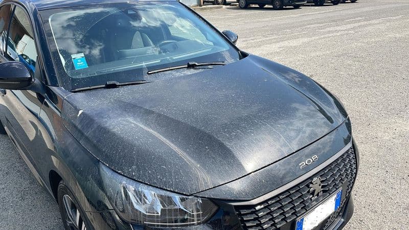 RIVARA - Liquidi sversati dai balconi sulle auto parcheggiate: scatta la segnalazione alla polizia locale
