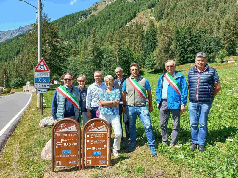 CERESOLE REALE - Sulla strada per il colle del Nivolet i nuovi cartelli con le indicazioni per i ciclisti - FOTO e VIDEO