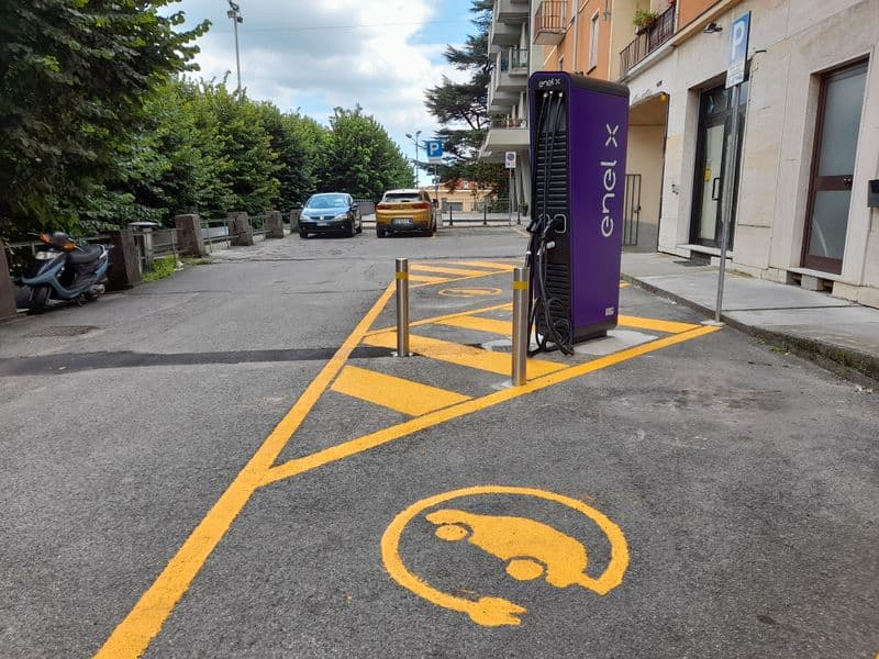 CUORGNE' - Città più green: arriva la colonnina per la ricarica delle auto elettriche ma è già polemica sulla location - FOTO