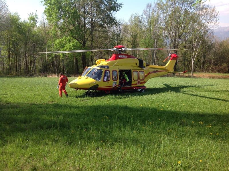 IVREA - Si schianta con la moto vicino al lago Sirio: giovane motociclista ricoverato al Cto