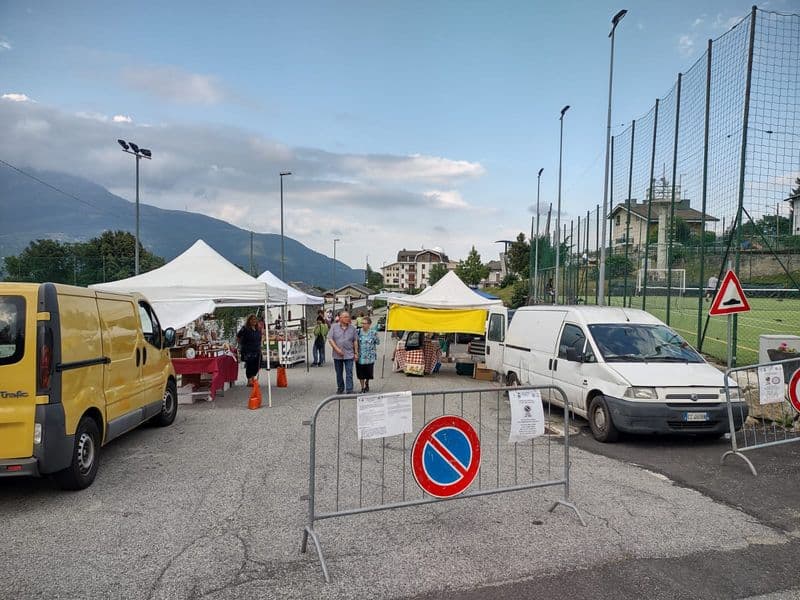 ALPETTE - Funziona lo spostamento del mercato settimanale estivo