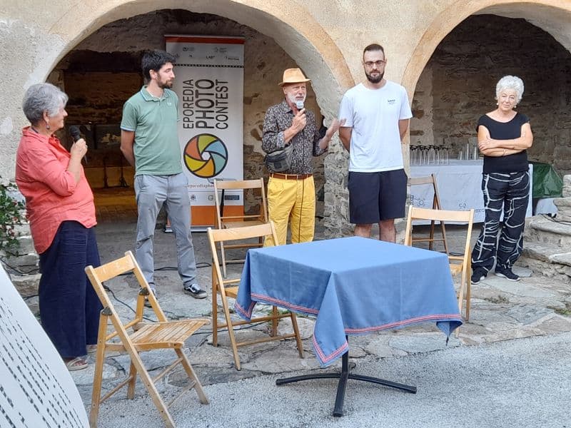 RUEGLIO - Inaugurata a Kà 'd-Mezanis la mostra di pittura «La quinta essenza di Miro Gianola» - FOTO e VIDEO