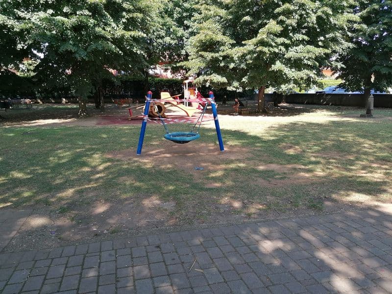 FAVRIA - L'altalena appena inaugurata al parco Bonaudo è già fuori uso...