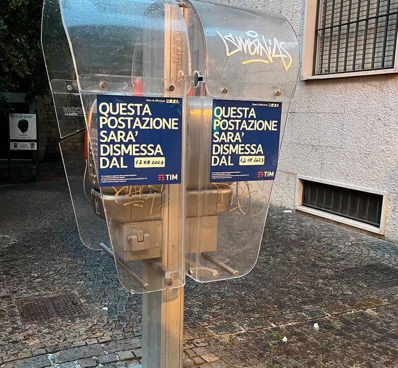 SOCIETA' - Addio alle cabine telefoniche