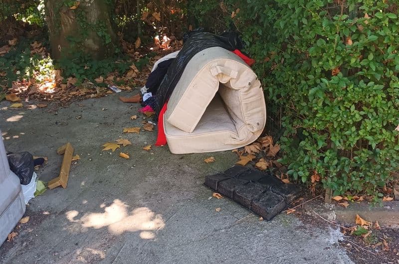 SAN GIORGIO CANAVESE - Rifiuti e un materasso abbandonati vicino al parco giochi: arrivano le telecamere contro i maiali - FOTO