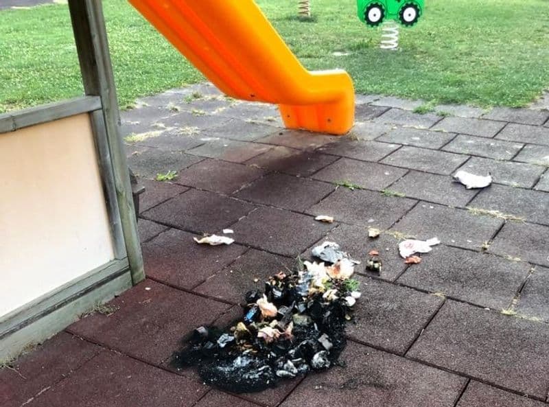 BORGOFRANCO D'IVREA - Vandali al parco giochi, il sindaco: «Non ci sono scusanti, i delinquenti vanno fermati» - FOTO