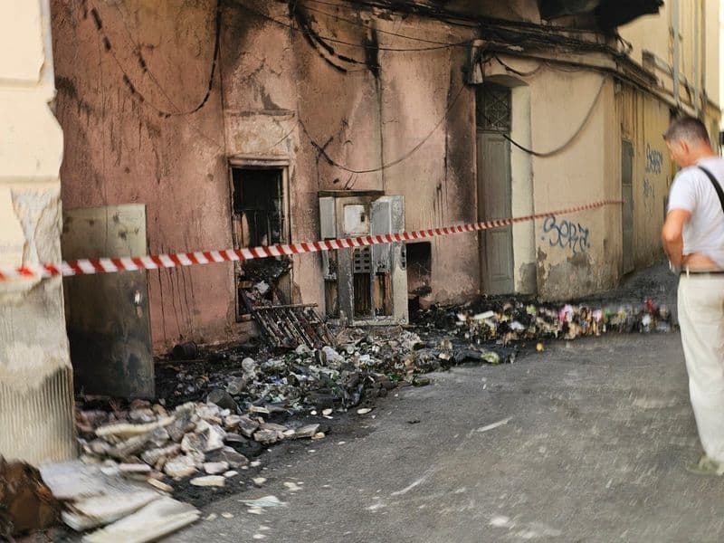 IVREA - Presa la piromane che ha dato fuoco all'isola ecologica: nel 2020 aveva incendiato anche due presepi in città