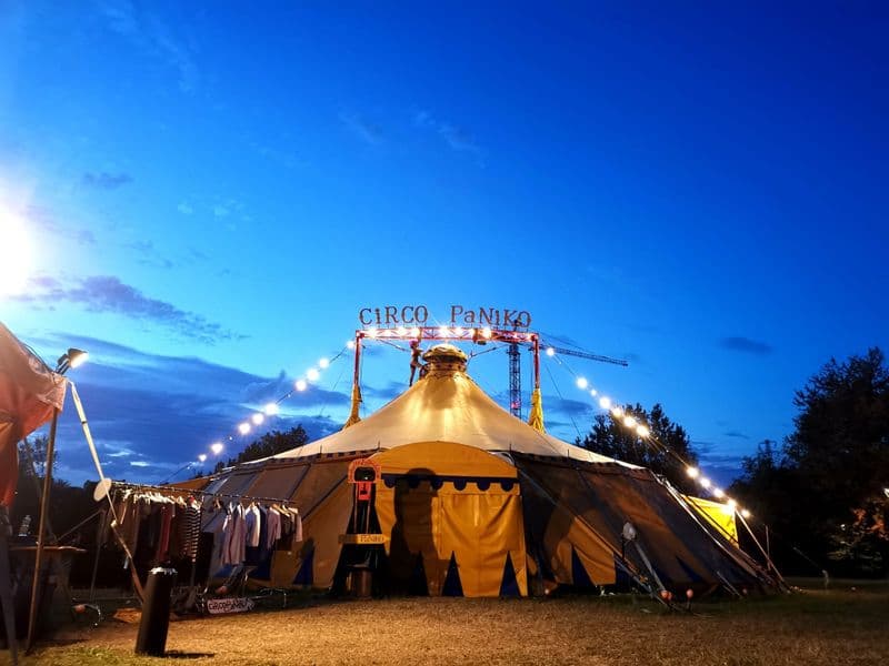RUEGLIO - Il circo torna in Valchiusella con spettacoli, lavoratori e mercatino - FOTO
