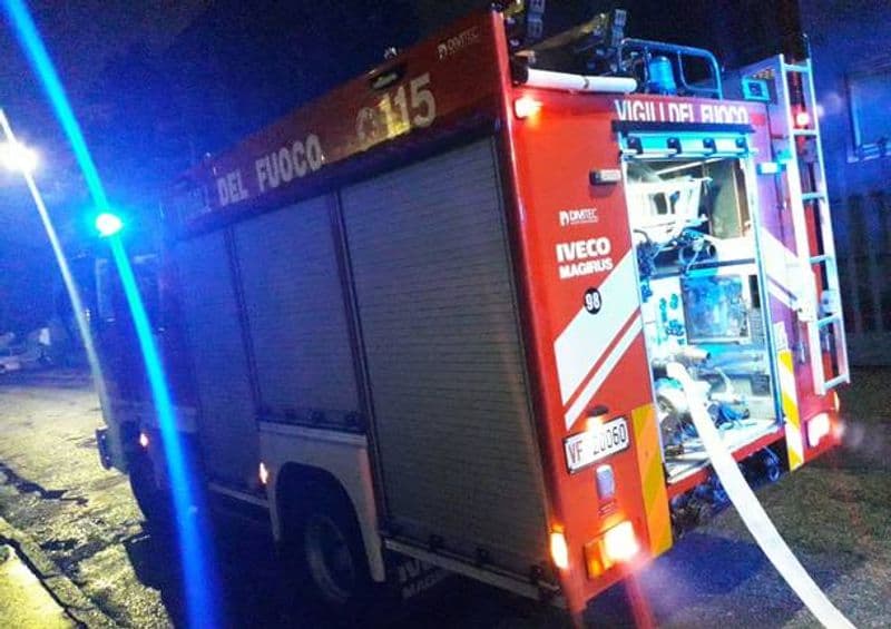 ALPETTE - Fuori strada con l'auto che finisce ruote all'aria nella scarpata: due persone ferite