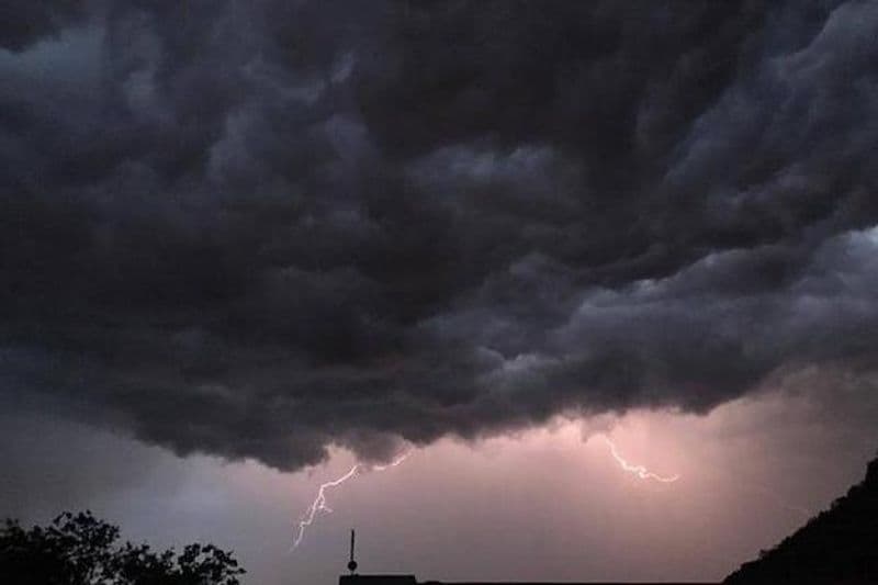 CANAVESE - Violento temporale e raffiche di vento forte: voli dirottati da Caselle a Malpensa