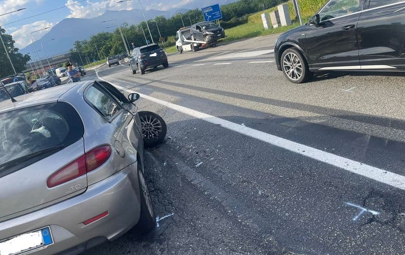 CASTELLAMONTE - Scontro tra due auto sulla provinciale per Ozegna - FOTO