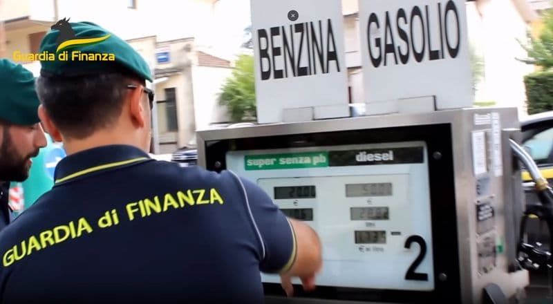 CANAVESE - Caro benzina, controlli a tappeto della Guardia di finanza: 14 violazioni in provincia