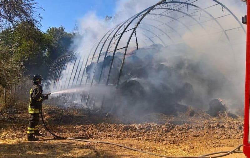 STRAMBINO - Rotoballe di fieno a fuoco, incendio devasta capannone agricolo a Crotte