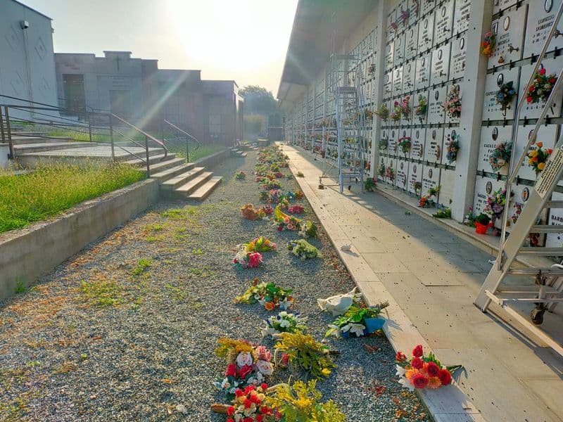CHIVASSO - Raid dei ladri nei cimiteri, a Castelrosso compromesse diverse tombe: «Nessun rispetto per i morti» - FOTO