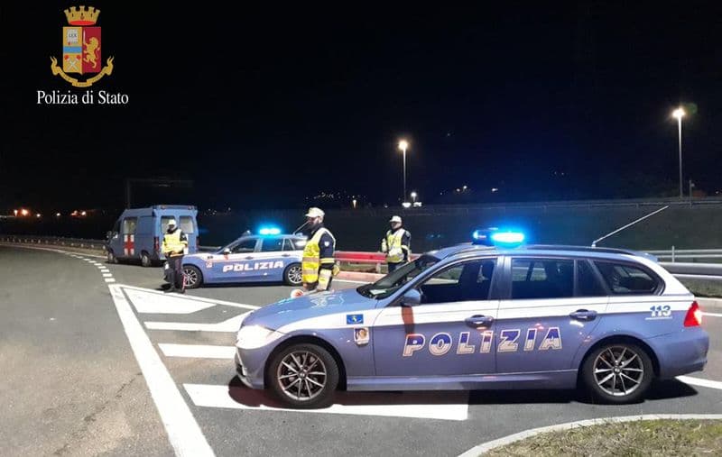 RIVAROLO CANAVESE - Svaligiano una profumeria e un negozio di ottica: banda di sudamericani arrestata dalla polizia stradale - FOTO