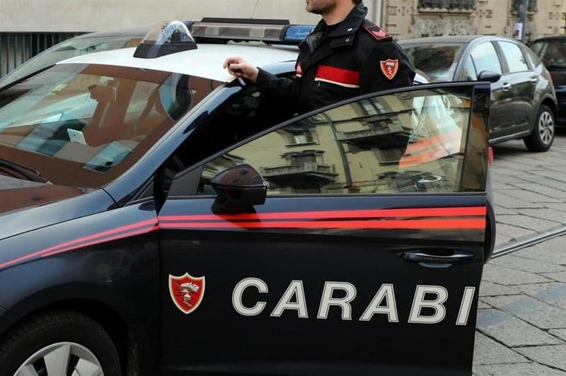 CHIVASSO - Ruba un'auto a Montanaro, 17enne bloccato dai carabinieri in piazza d'Armi