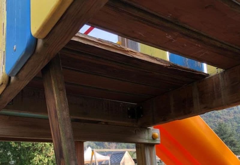 BORGOFRANCO D'IVREA - Ancora vandali al parco giochi: «Tutti gli autori dei raid saranno denunciati» - FOTO