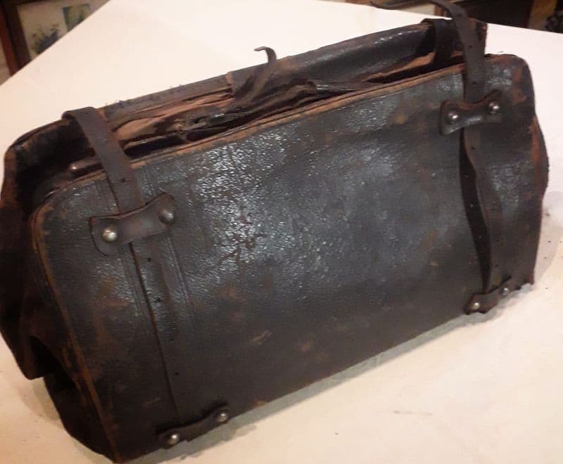 LEINI' - Una misteriosa valigetta con oggetti antichi e preziosi trovata nel sottotetto della chiesa - FOTO