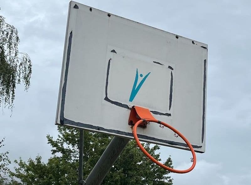 BOLLENGO - Vandali in azione, danneggiato il campetto da basket