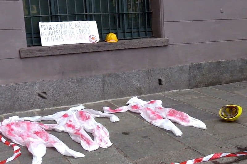 BRANDIZZO - Manichini insanguinati davanti alla stazione di Porta Nuova