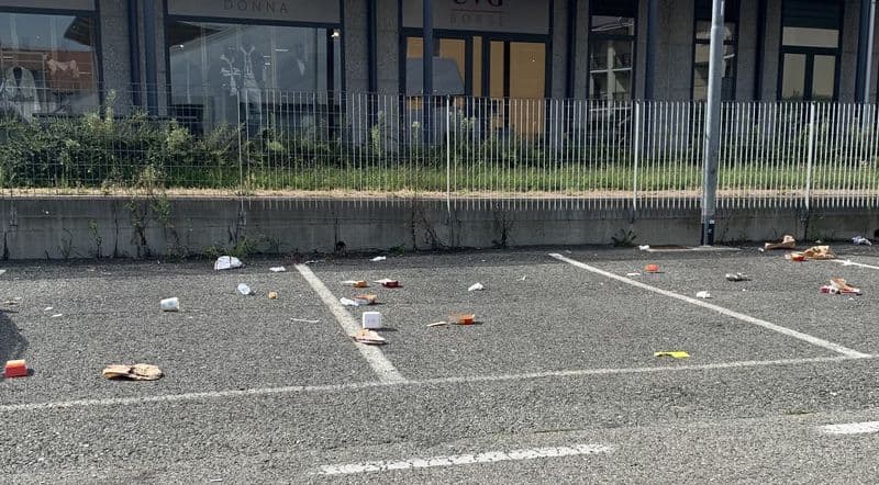 RIVAROLO CANAVESE - Mangiano al McDonald's poi buttano i loro rifiuti per strada - FOTO