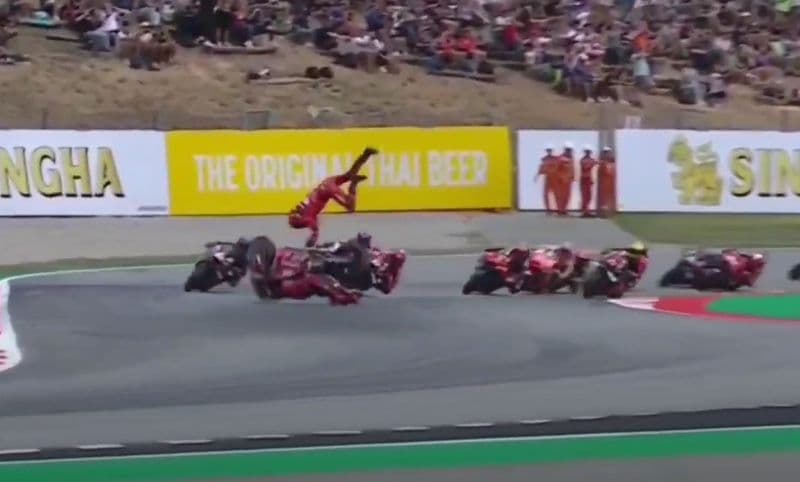 INCIDENTE IN PISTA - Moto Gp, Pecco Bagnaia investito dopo la caduta, trasportato al centro medico - FOTO