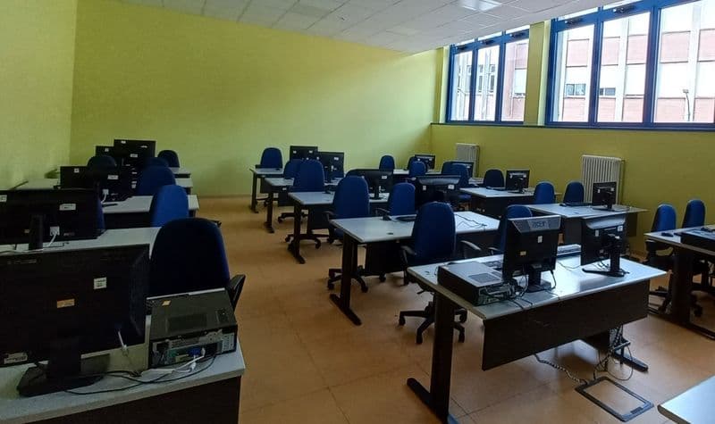 CHIVASSO - Nuovo anno scolastico all'Europa Unita con aule e officine rinnovate