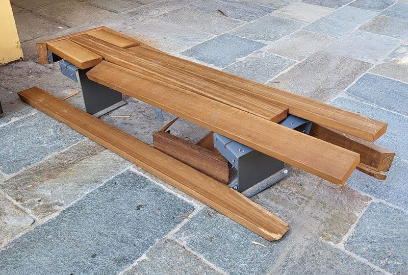 CIRIE' - Già vandalizzata una delle nuove panchine di via Vittorio Emanuele