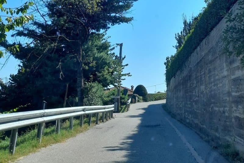 CUORGNE' - Strade in sicurezza in località Sotte e Giaudrone, ma i nuovi guard-rail fanno discutere - FOTO
