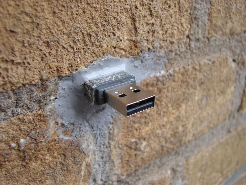 TECH - Il fenomeno delle pen drive USB piantate nei muri