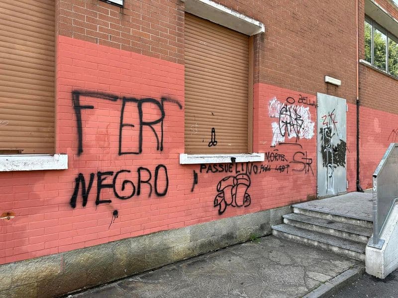 STRAMBINO - Scritte volgari e razziste sui muri della scuola: caccia ai vandali - FOTO
