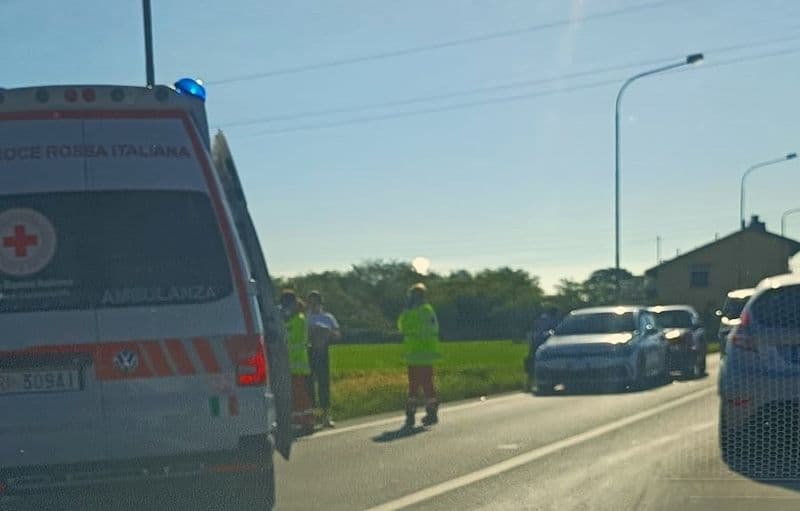 CASTELLAMONTE - Scontro sulla provinciale: bimba, mamma e nonna in ospedale