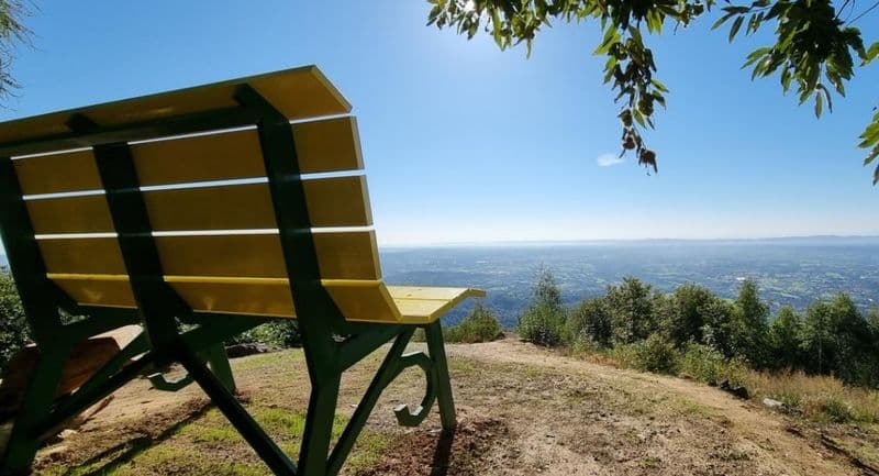 CHIESANUOVA - Una panchina gigante gialla e verde in località Belice