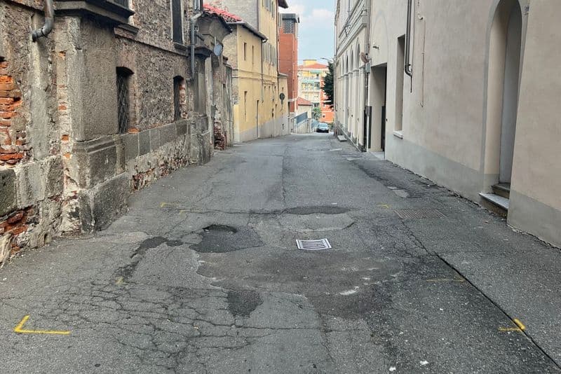 IVREA - Cede l'asfalto a causa della fognatura, lavori urgenti in via Varmondo Arborio e strada chiusa