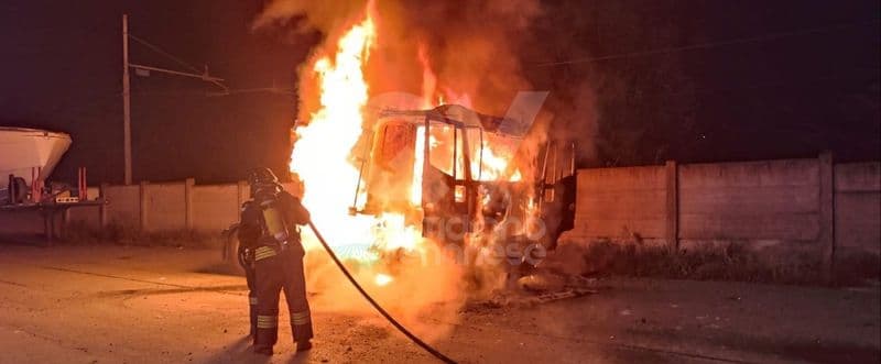 BORGARO - Camion a fuoco nella notte: intervento dei vigili del fuoco